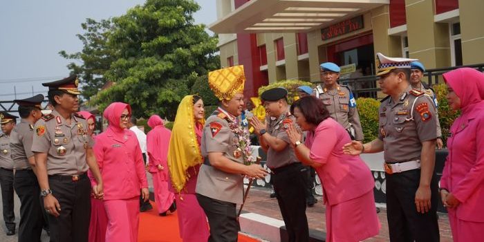 Irjen Pol Rizal Irawan Disambut Adat Kaili