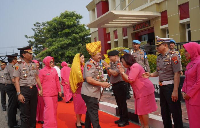 Irjen Pol Rizal Irawan Disambut Adat Kaili